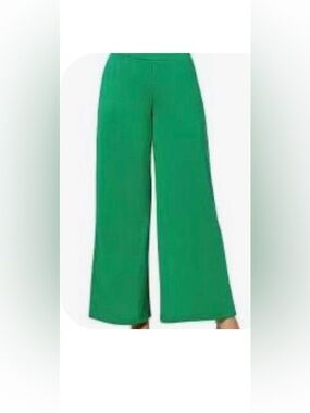 NWOT. IMAN Global Chic All Day Elegance Wide-Leg Ponte Pant in Kelly Green.
